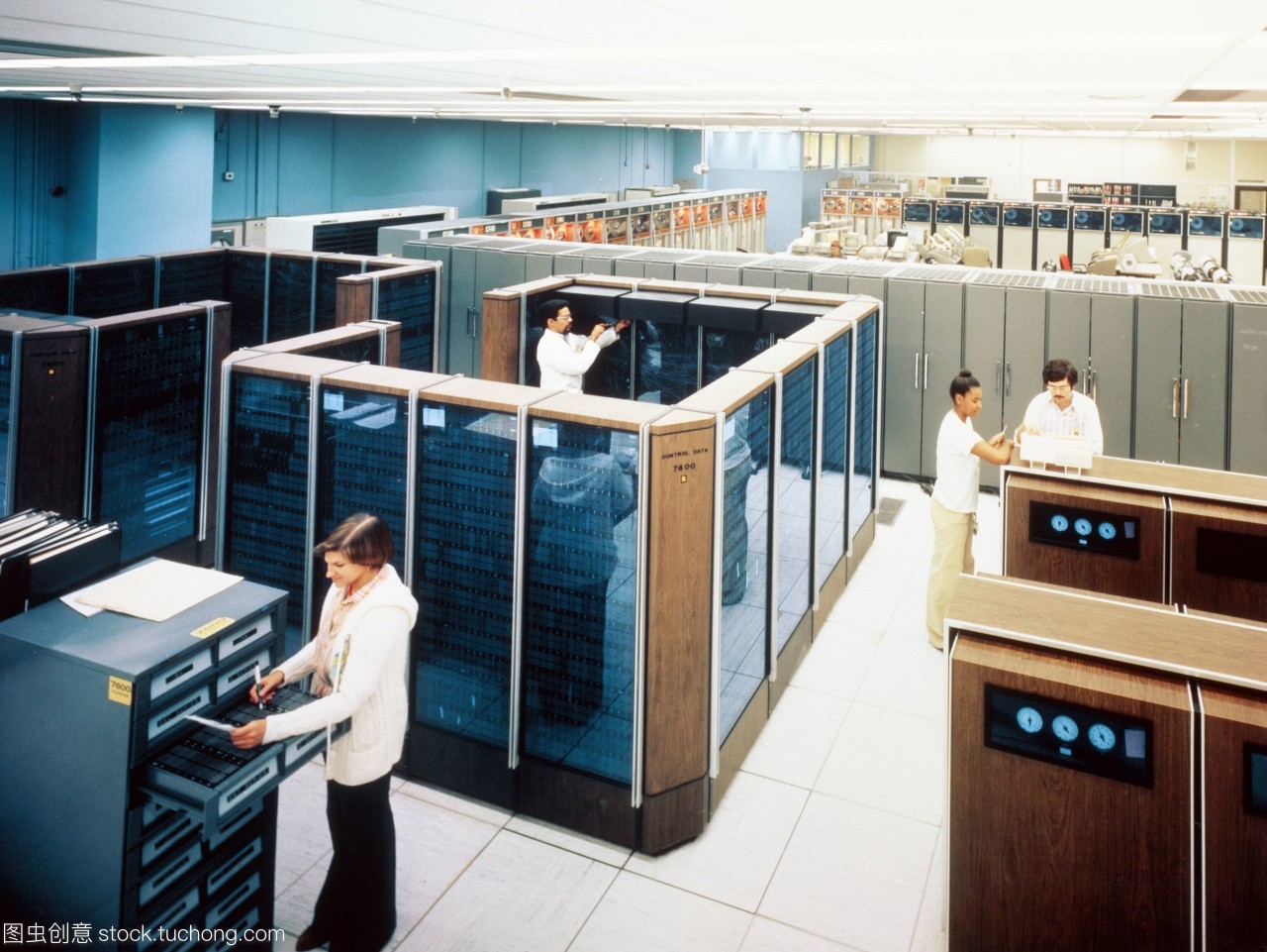 位于勞倫斯利弗莫爾國家實驗室llnl的cdc7600大型機之一。前景中的玻璃葉櫥柜擁有計算機的處理器。背景中的櫥柜是用于記錄或檢索信息,加載或保存程序的數(shù)據(jù)磁帶流。llnl有三部這樣的計算機,但它們的代碼正逐漸被轉(zhuǎn)移到更強大的cray-1超級計算機上。在llnl的cdc和cray計算機構(gòu)成了世界上最大的研究計算機中心之一的心臟。